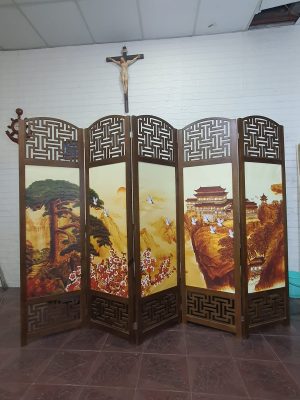 Bình phong M003V khung vòm với tranh và hoa văn trang trí