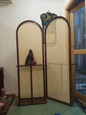 Bố trí vách M014G dáng vòm căng mây cùng kệ trang trí