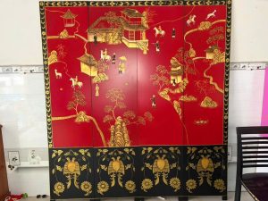 Bình phong M025 nền đỏ với tranh vẽ và chi tiết trang trí Á Đông